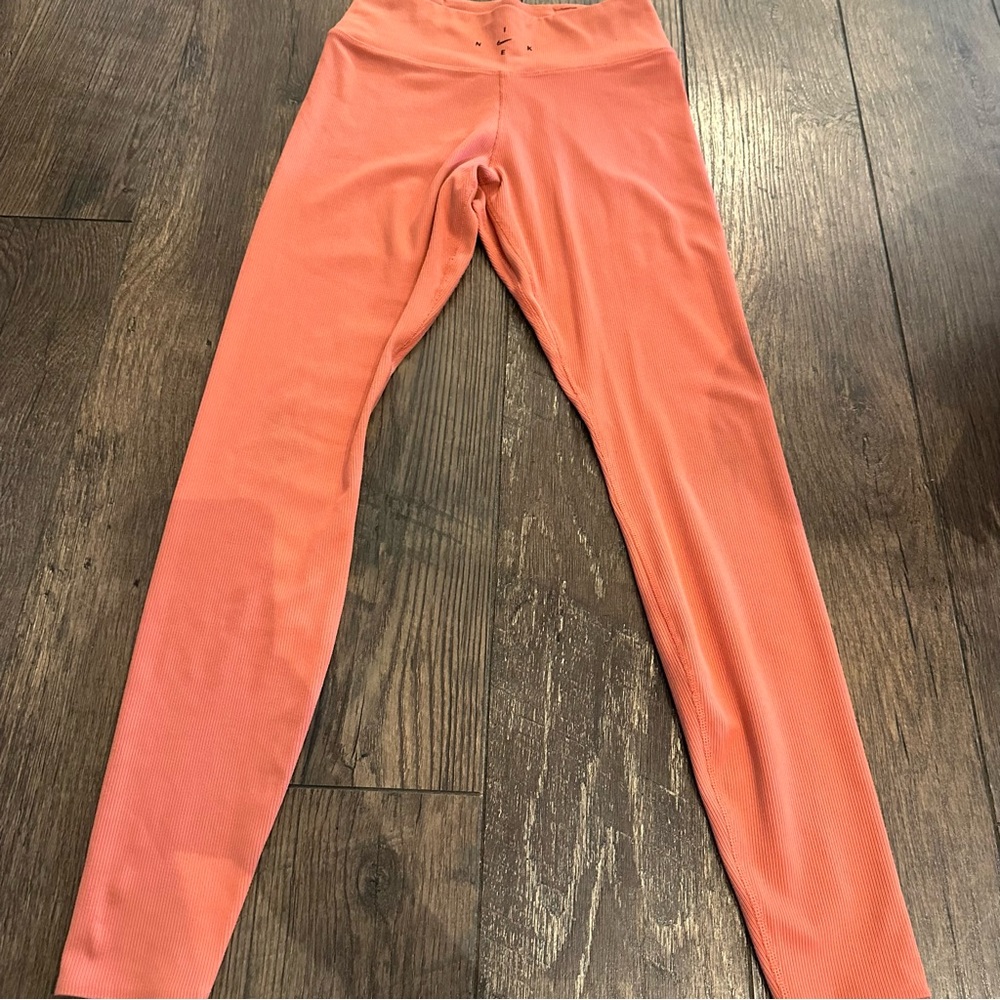 Nikeโ Womenโs Ribbed Peach Orange Leggings Size S